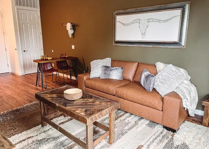 Rustic Chic - Boutique Luxe Stay Near Broadway