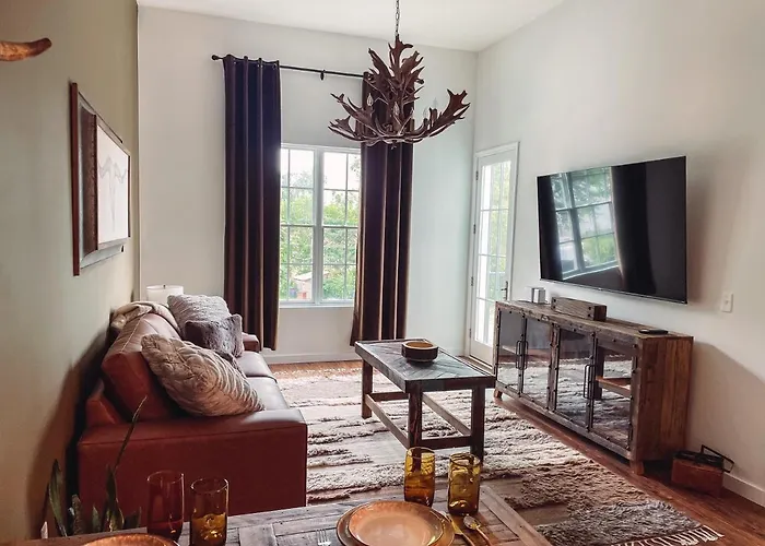 Rustic Chic - Boutique Luxe Stay Near Broadway